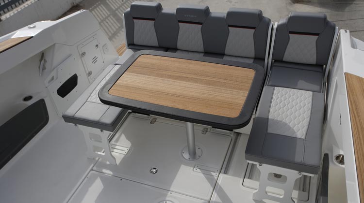 Innovative stern sitting easily convertible to U-shape dinette, back-to-back seats or sunbed